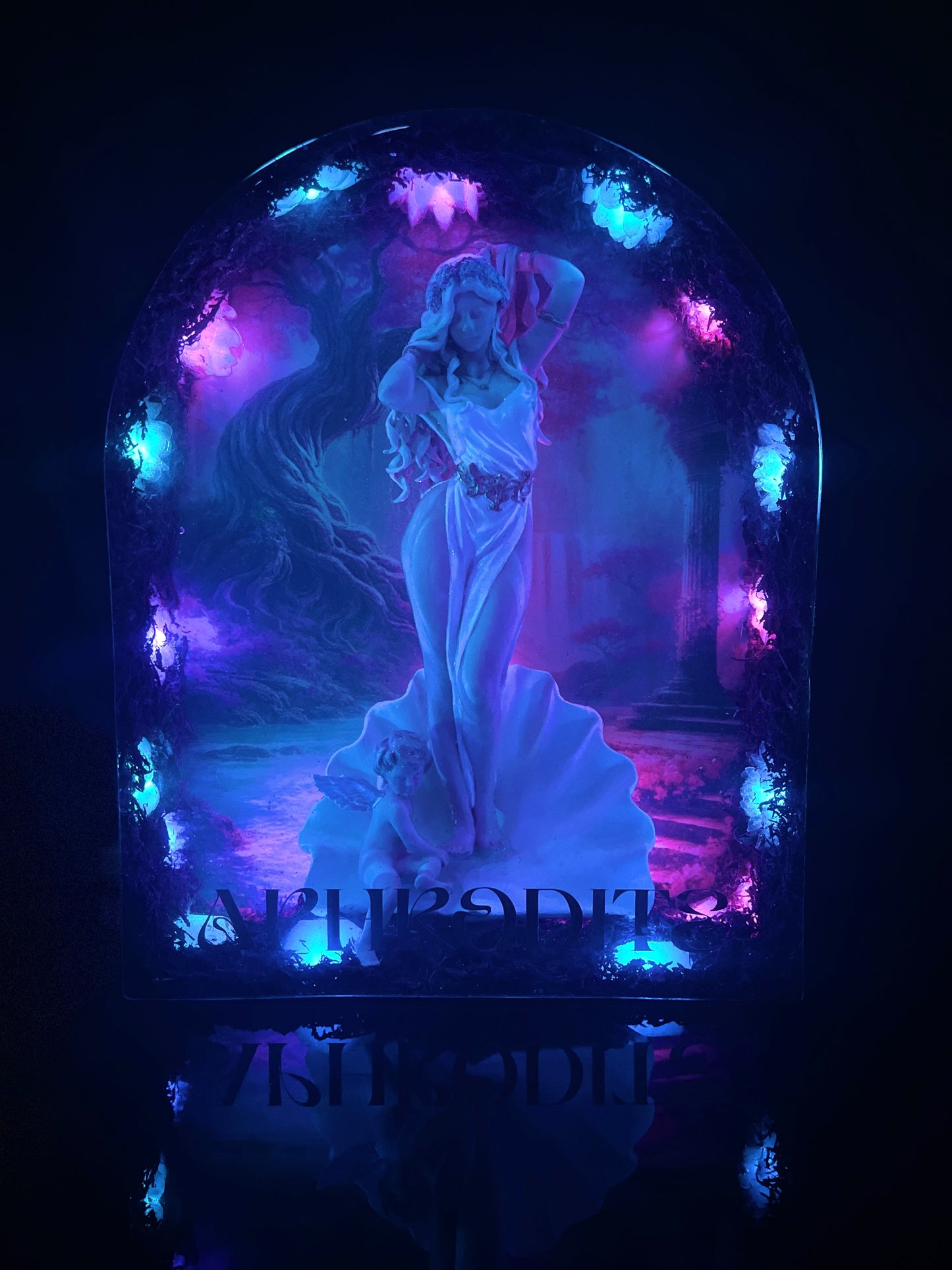APHRODITE – Luminous Work in Resin