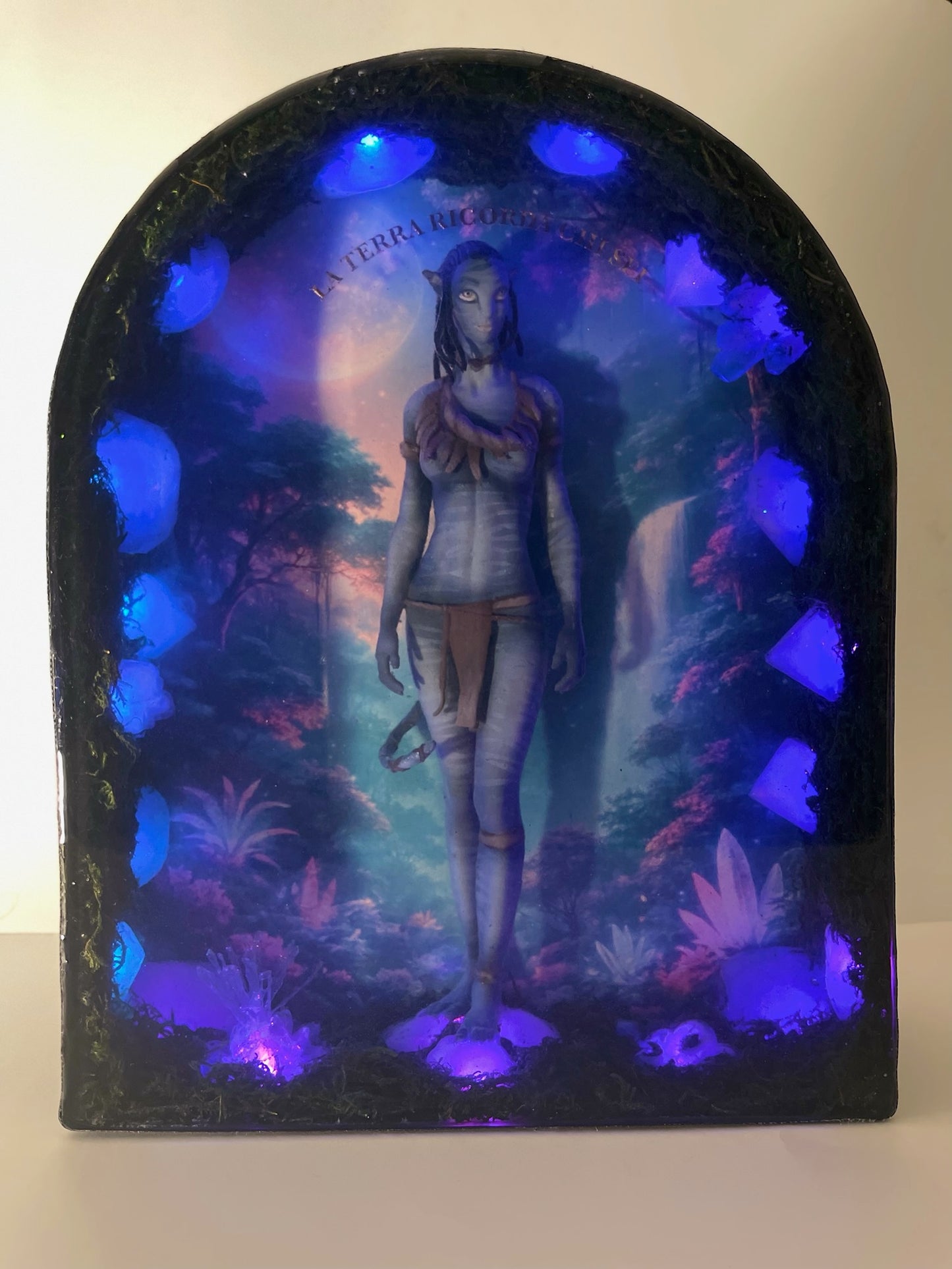 LA TERRA RICORDA CHI SEI – Resin light art