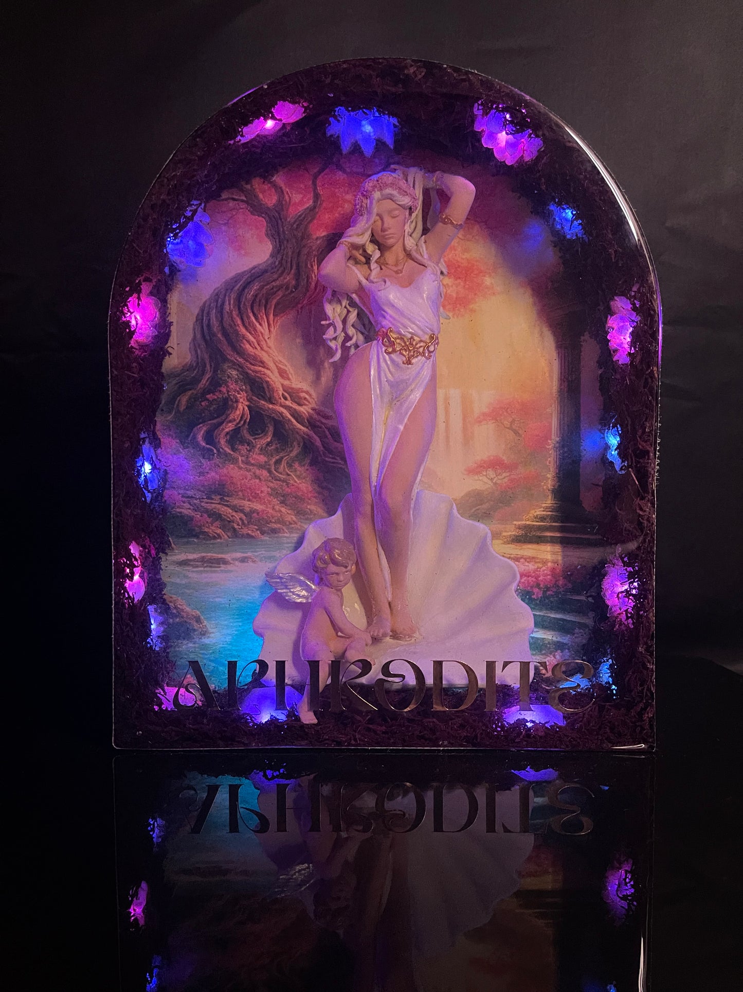 APHRODITE – Luminous Work in Resin