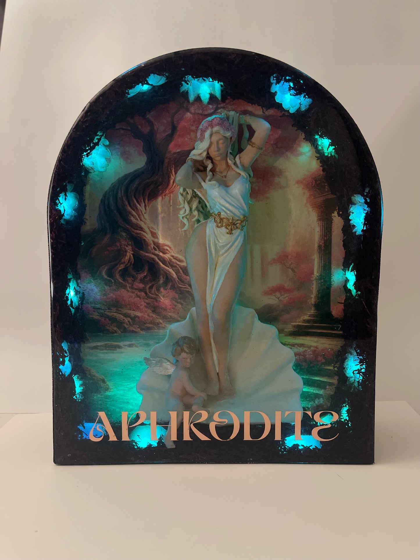 APHRODITE – Luminous Work in Resin