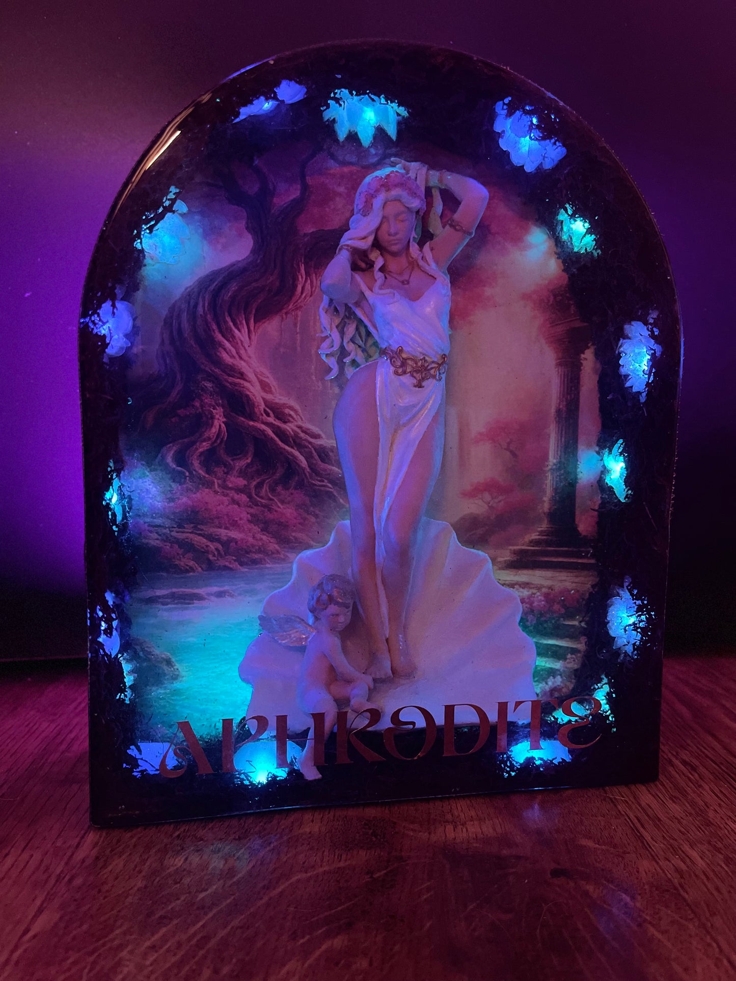 APHRODITE – Luminous Work in Resin