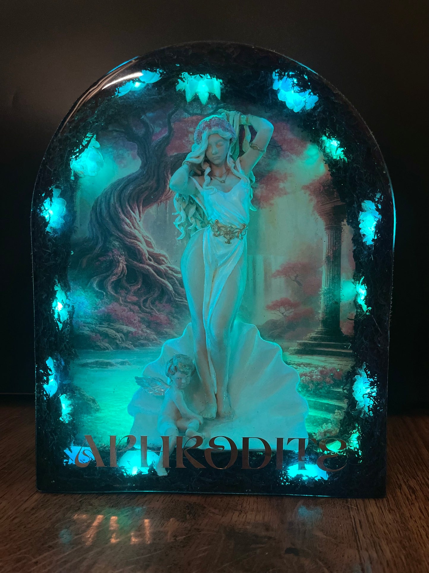 APHRODITE – Luminous Work in Resin