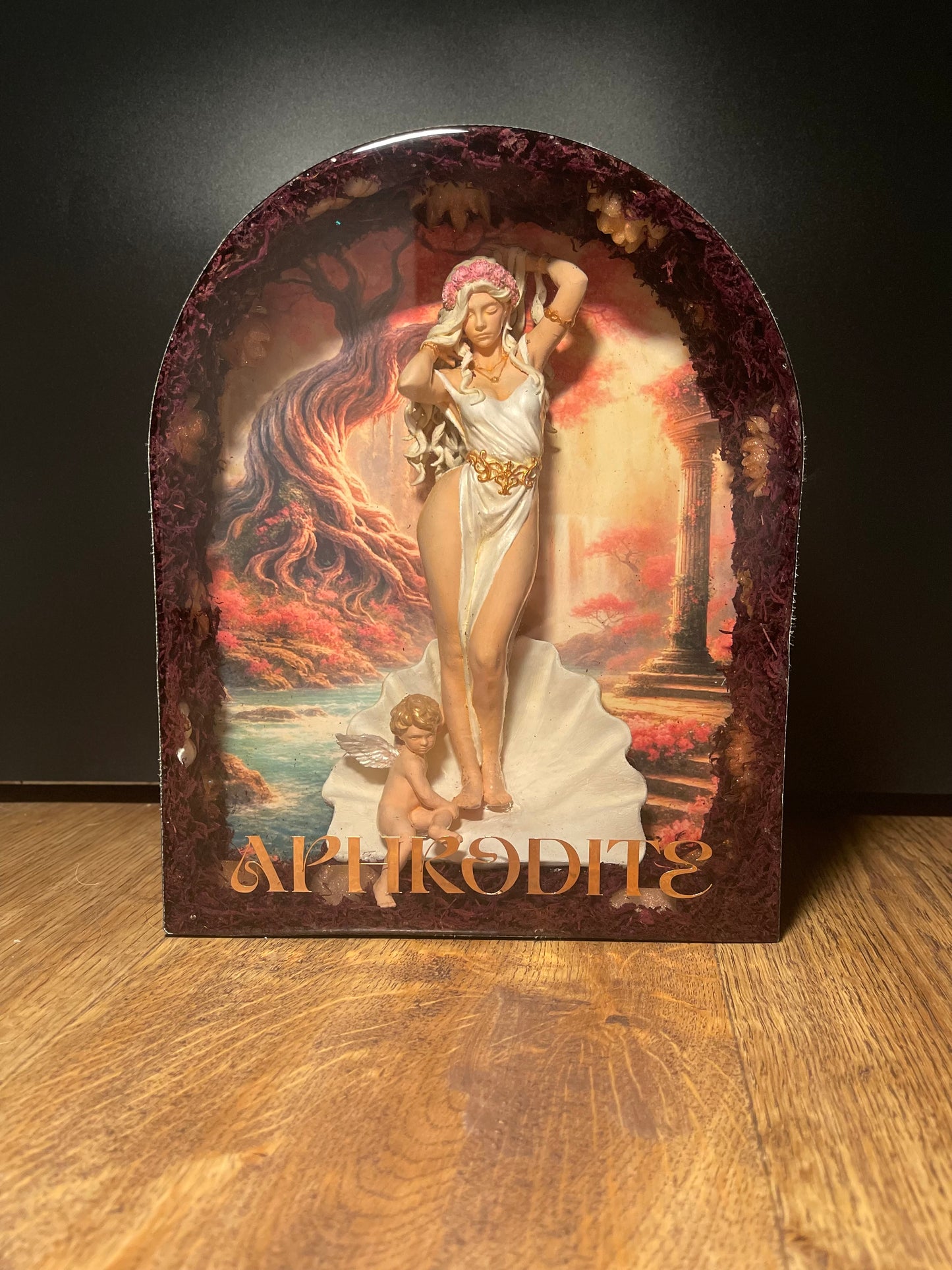 APHRODITE – Luminous Work in Resin