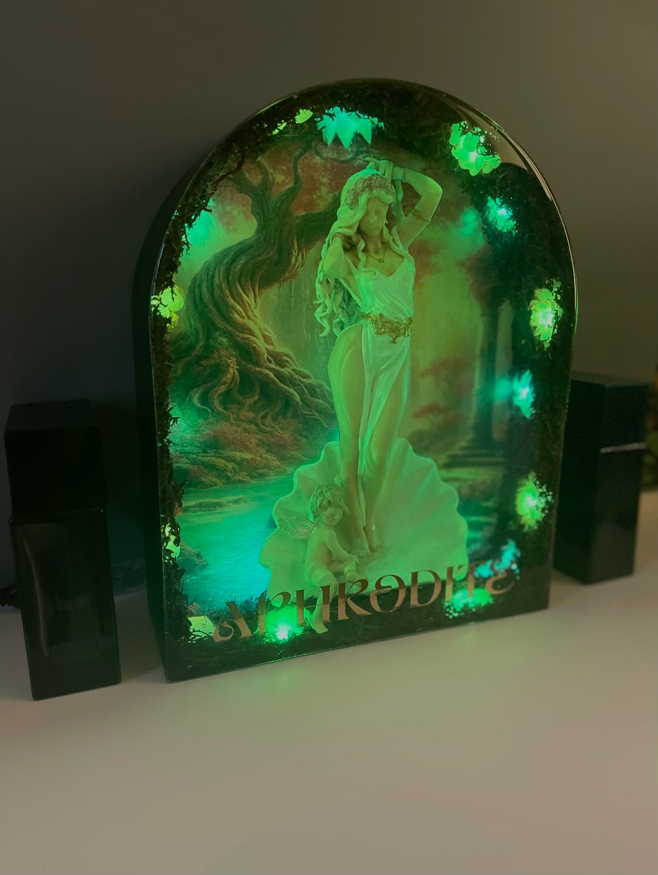 APHRODITE – Luminous Work in Resin