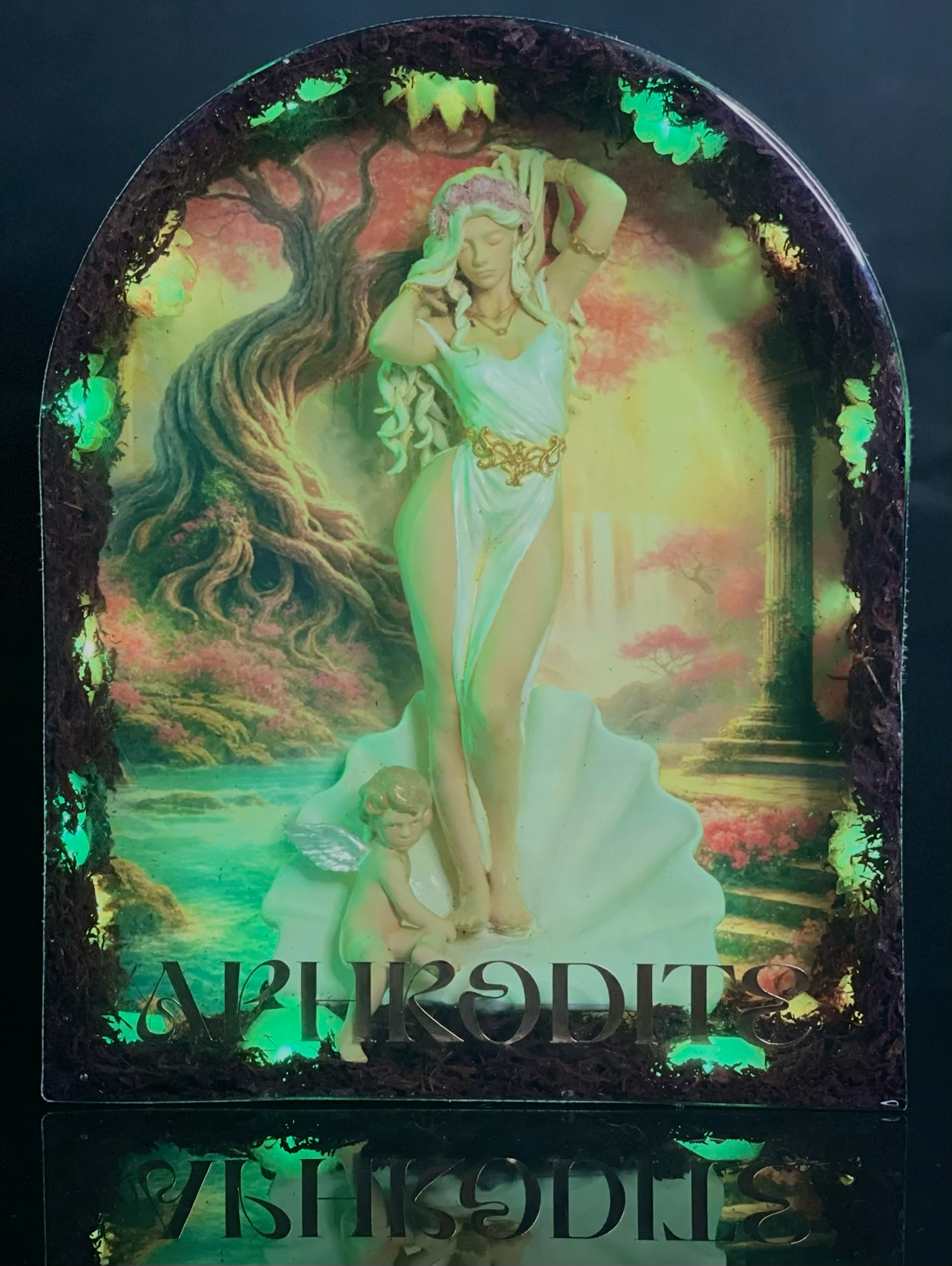APHRODITE – Luminous Work in Resin