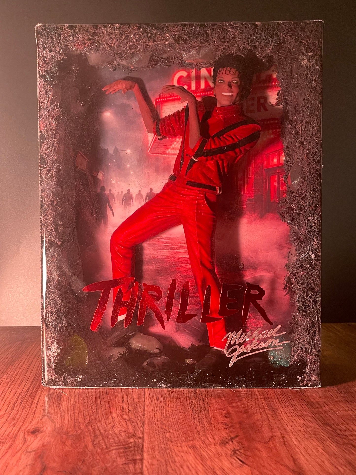 Michael Jackson Thriller Resin Light Art – Lampada Artistica LED Fatta a Mano | Pezzo Unico EMPYROS