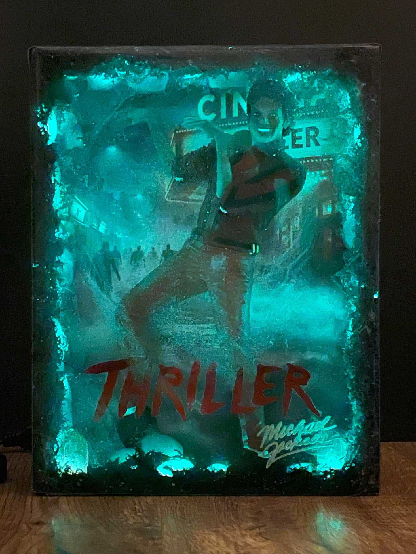 Michael Jackson Thriller Resin Light Art – Lampada Artistica LED Fatta a Mano | Pezzo Unico EMPYROS